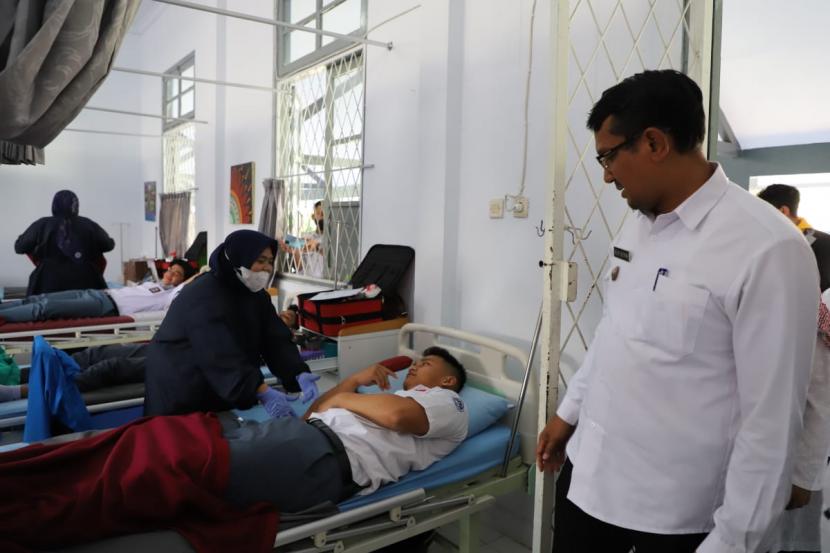 Palang Merah Indonesia (PMI) Kabupaten Garut menggelar kegiatan donor darah di SMAN 1 Garut, Rabu (28/9/2022). Kegiatan itu dilakukan untuk menumbuhkan kesadaran donor darah di kalangan masyarakat, khususnya kalangan pelajar.