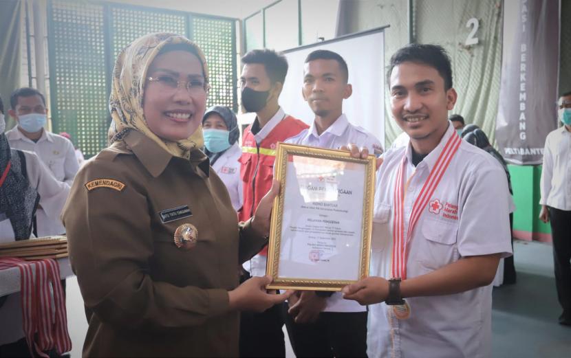 Palang Merah Indonesia (PMI) Kabupaten Serang memberikan piagam kepada pendonor sukarela yang telah mendonorkan sebanyak 25, 50, 75 dan 100 kali. Penghargaan tersebut diberikan secara langsung oleh Bupati Serang  Ratu Tatu Chasanah  kepada 400 pendonor di Tennis Indoor Pemkab Serang, Selasa (20/9/2022).