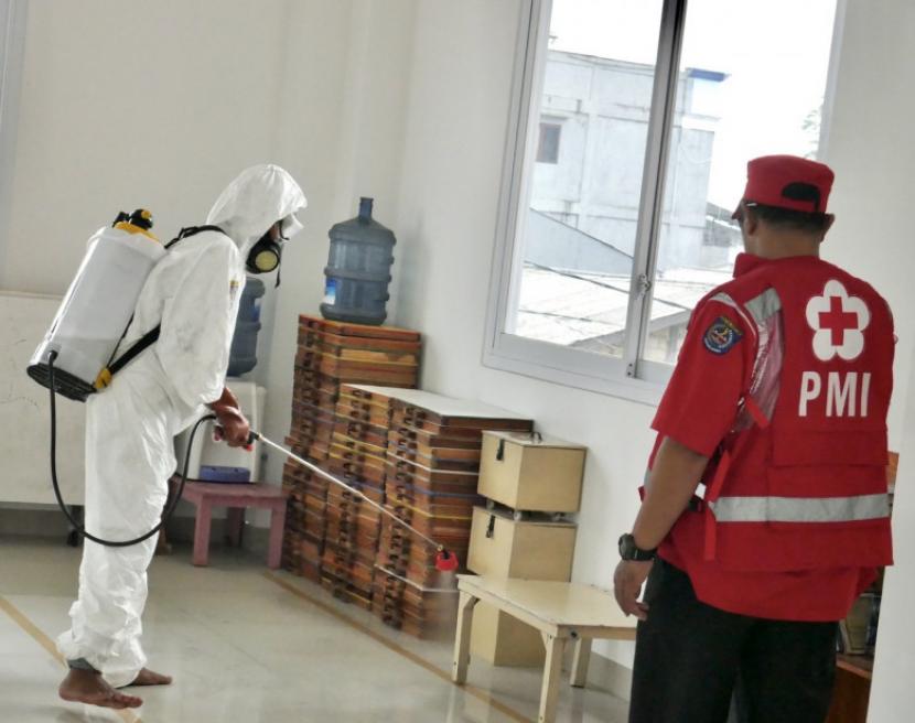 Palang Merah Indonesia (PMI) Kota Depok melakukan penyemprotan cairan disinfektan di seluruh fasilitas publik. Hal ini dilakukan  sebagai upaya mencegah penyebaran Virus Corona (Covid-19) - ilustrasi