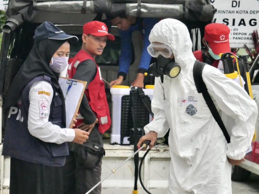 Palang Merah Indonesia (PMI) Kota Depok mulai melakukan penyemprotan cairan disinfektan di seluruh fasilitas publik. Hal ini dilakukan  sebagai upaya mencegah penyebaran Virus Corona (Covid-19) yang dilakukan sejak Selasa (17/3).(Dok Diskominfo Kota Depok)
