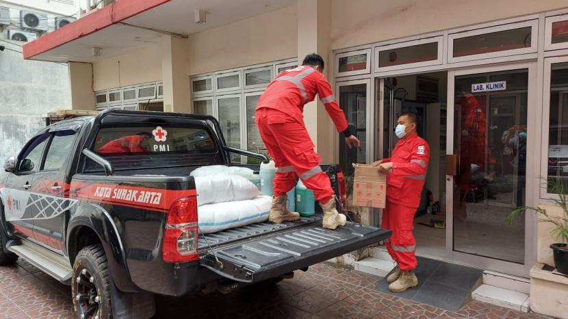 Palang Merah Indonesia (PMI) Kota Solo mengirim bantuan untuk penanganan Covid-19 ke Kabupaten Kudus pada Sabtu (12/6). 
