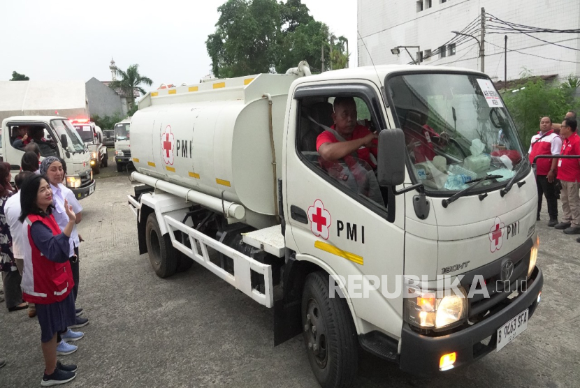 Palang Merah Indonesia (PMI) mengerahkan 60 unit truk tangki air berkapasitas 5.000 liter beserta 120 personel relawan untuk memperkuat layanan distribusi air bersih bagi masyarakat terdampak banjir dan tanah longsor di Sumatera Barat, Sumatera Utara, dan Aceh.