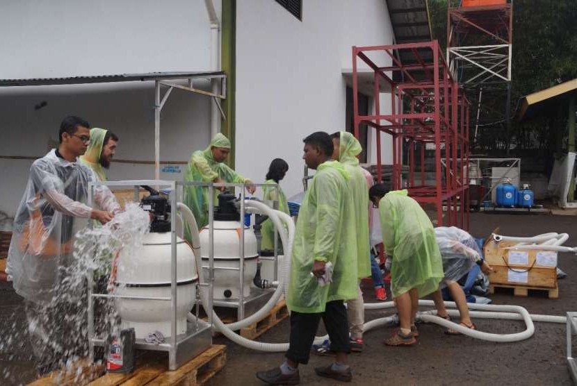 Palang Merah Indonesia (PMI) mengirimkan alat penjernih air atau //Water Treatment Plant// untuk memenuhi  ketersedian Layanan air bersih bagi para pengungsi yang terdampak Gempa Lombok Nusa Tenggara Barat (NTB).