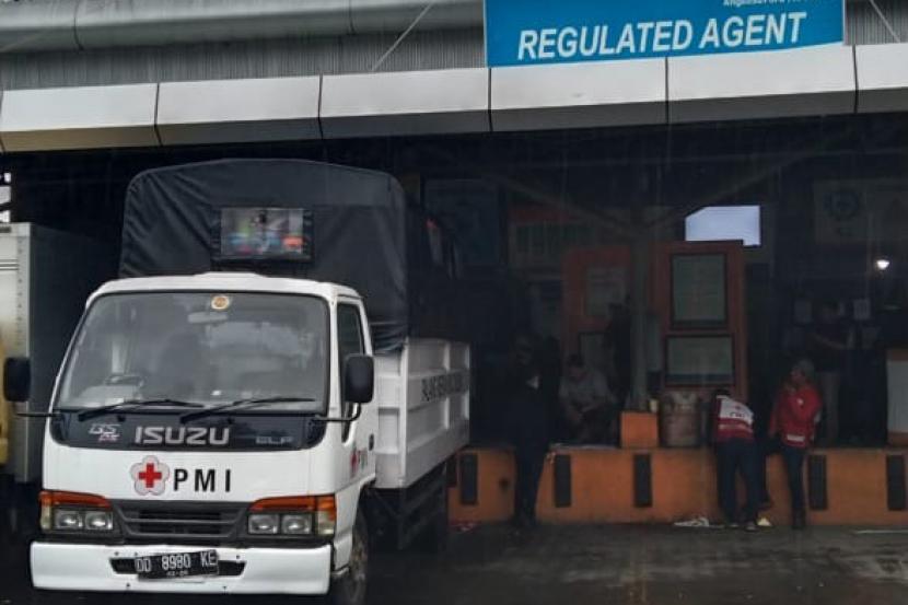 Palang Merah Indonesia (PMI) mengirimkan sejumlah bantuan logistik, peralatan serta relawan untuk melakukan penanganan darurat pasca gempa dan banjir yang menimpa 3 kabupaten di Sulawesi Barat pada Jumat (15/1) dini hari.