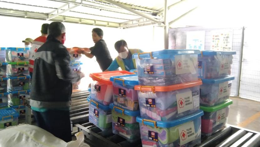 Palang Merah Indonesia (PMI) mengirimkan sejumlah bantuan logistik, peralatan serta relawan untuk melakukan penanganan darurat pasca gempa dan banjir yang menimpa 3 kabupaten di Sulawesi Barat.