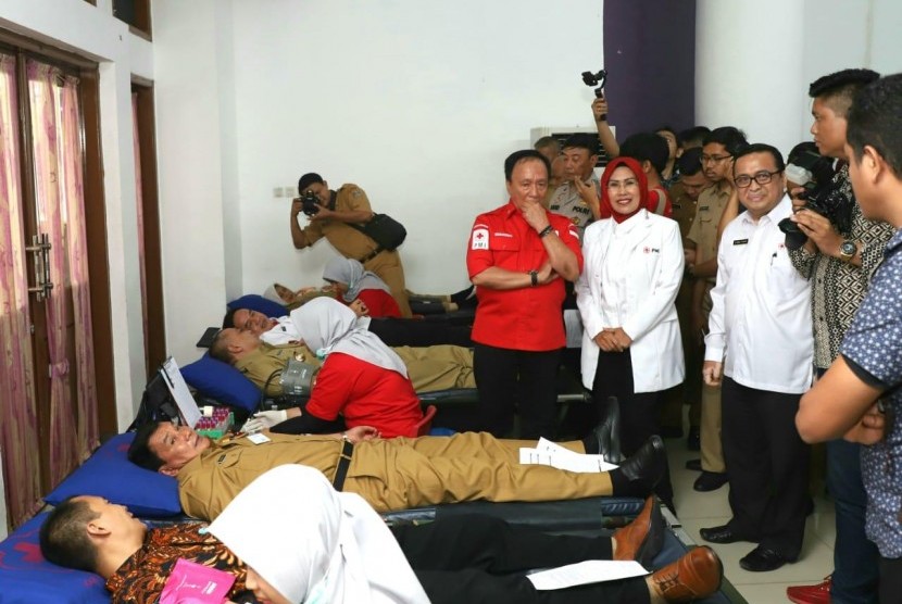Palang Merah Indonesia (PMI) Provinsi Banten bersama delapan PMI kabupaten/kota menggelar donor darah serentak di 18 lokasi berbeda.