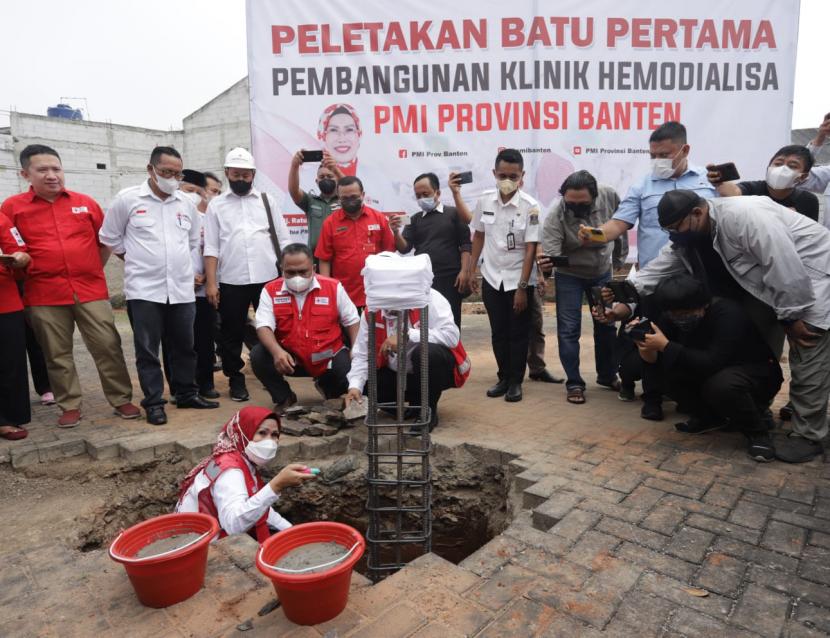 Palang Merah Indonesia (PMI) Provinsi Banten terus meningkatkan pelayanan kesehatan kepada masyarakat. Salah satunya dengan mulai membangun fasilitas kesehatan berupa klinik haemodialisa di lingkungan Markas PMI Banten di Kota Serang. 