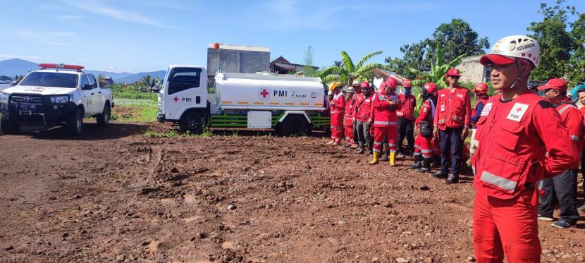 Palang Merah Indonesia (PMI) siagakan ratusan relawan selama enam bulan untuk penanganan tanggap darurat hingga pemulihan pasca bencana gempa bumi di Kabupaten Cianjur. Bahkan PMI juga mendapatkan support dari Federasi Internasional Perhimpunan Palang Merah dan Bulan Sabit Merah (IFRC).