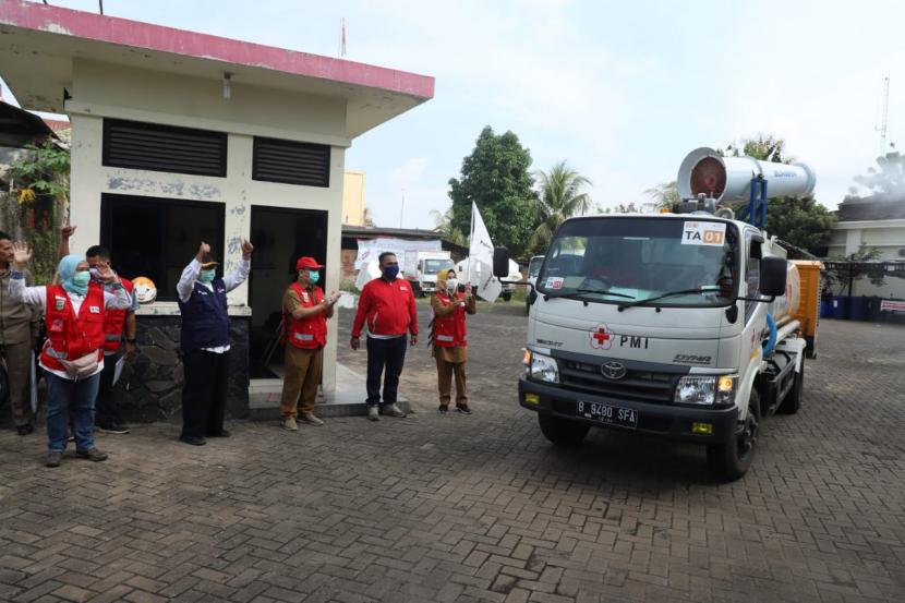 Palang Merah Indonesia (PMI) terus memerangi virus Corona atau Covid-19. Terbaru, diturunkan kendaran jenis gunner yang berfungsi melakukan disinfeksi atau penyemprotan cairan disinfektan.  
