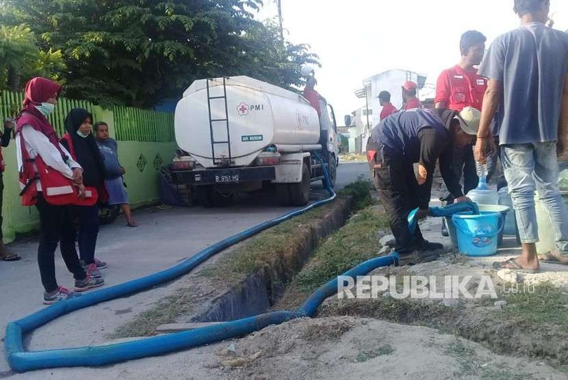 Palang Merah Indonesia sejak hari sabtu (6/10) mulai mendistribusikan air bersih ke tenda-tenda pengungsian korban gempa bumi, tsunami dan lumpur yang melanda Kabupaten Donggala, Kota Palu dan Kabupaten Sigi Biromaru.  