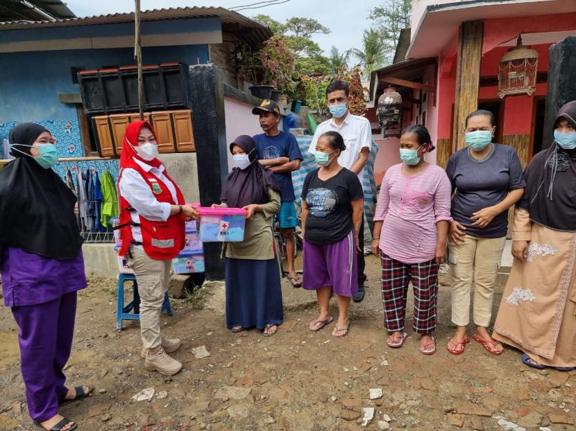 Palang Merah Indonesia teruji dalam melaksanakan tanggap darurat penanggulangan bencana. Terbukti, saat sejumlah kabupaten/kota di Banten diguyur hujan, dan terjadi bencana banjir, pengurus PMI bersama relawan langsung turun tangan. 