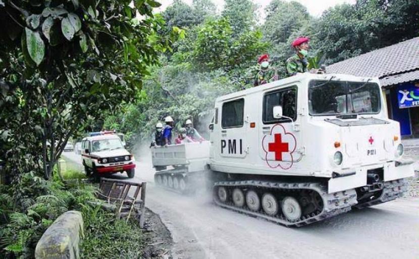 Palang Merah Pusat mengerahkan dua unit kendaraan Hagglund PMI ke lokasi erupsi Gunung Semeru di Kabupaten Lumajang, Jawa Timur, Senin (6/12). 