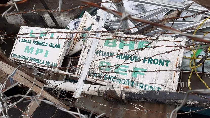 Palang nama FPI dan seluruh organisasi sayapnya tergelak di pinggir Jalan KS Tubun, Tanah Abang, Jakarta Pusat, Rabu (30/12). Palang nama yang sebelumnya terpampang di mulut Jalan Petamburan III itu dibongkar warga bersama polisi. 