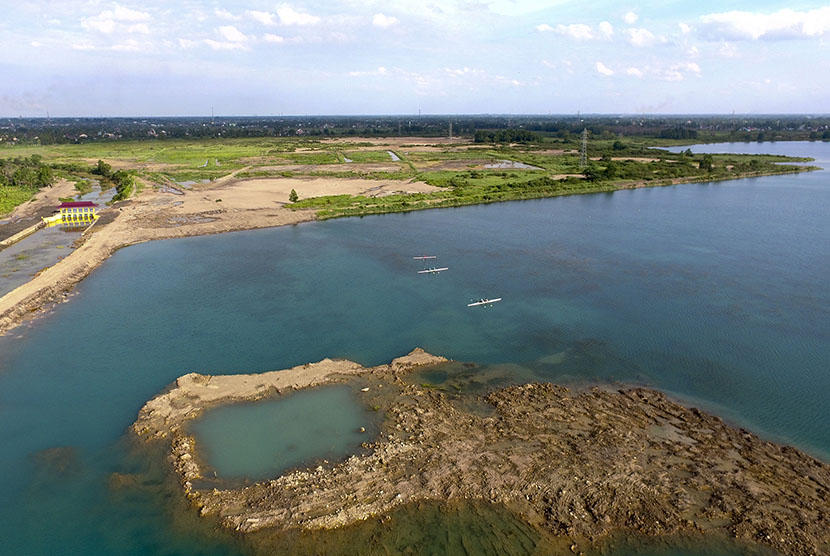 PALEMBANG -- Foto udara lokasi pembangunan sirkuit MotoGP di kawasan Jakabaring Sport City (JSC) Palembang, Sumatera Selatan, Jumat (13/1). 