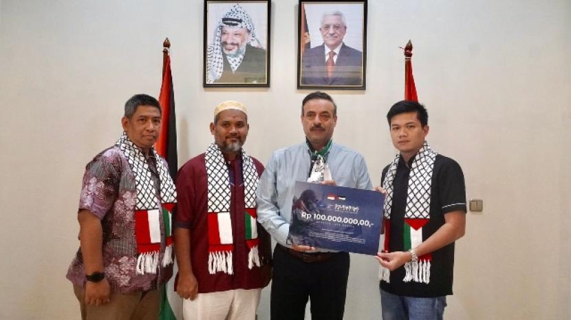 APJII serahkan bantuan kemanusiaan untuk Palestina di Kedutaan Besar Palestina di Jakarta, Jumat (1/12/2023)