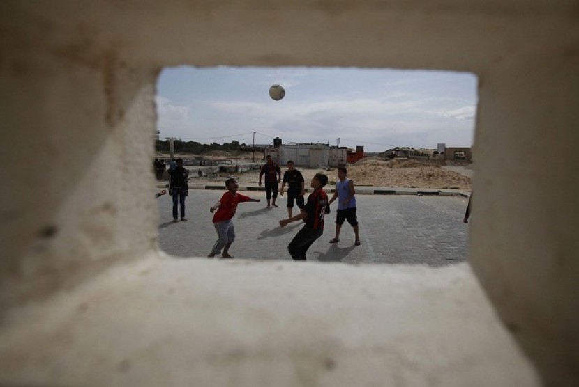 Palestinian children play soccer on a street in Khan Younis in the southern Gaza Strip in February. UNICEF says that Palestinian children detained by the Israeli military are subject to widespread, systematic ill-treatment that violates international law. 