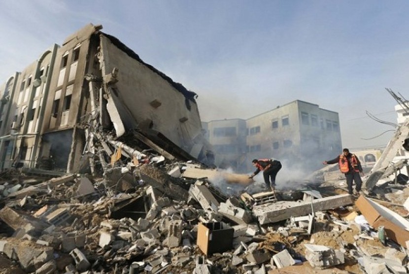 Palestinian firefighters try to extinguish a fire after an Israeli air strike on the building of Hamas' Ministry of Interior in Gaza City November 16, 2012. Egypt opened a tiny window to emergency peace diplomacy in Gaza on Friday, but hopes for even a bri