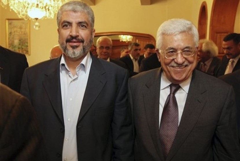 Palestinian Hamas leader Khaled Mashaal (left) poses with and Palestinian President Mahmoud Abbas. Indonesia fears that opening Hamas representative office here can trigger dualism over Palestinian representative in Indonesia. (File)