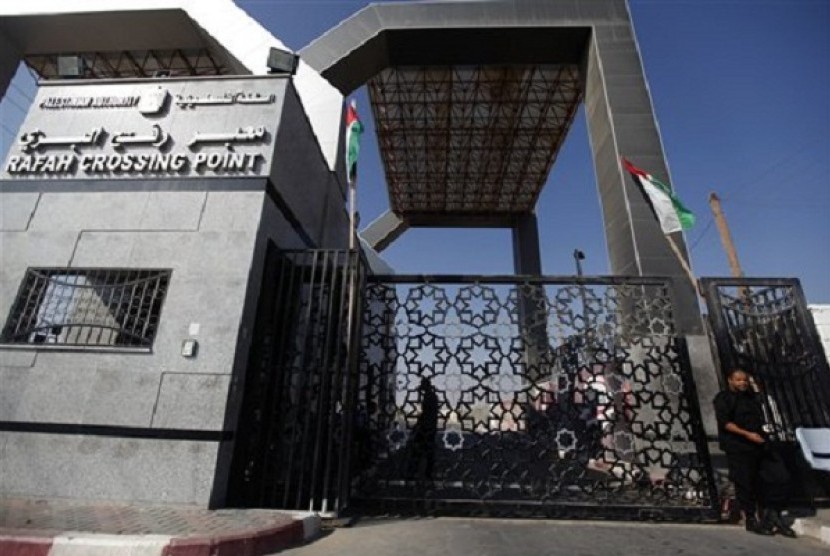 Palestinian Hamas security guards walk outside the Rafah border crossing between southern Gaza Strip and Egypt, Tuesday, Aug. 20, 2013. An Egyptian official says the border crossing has reopened. (file photo)