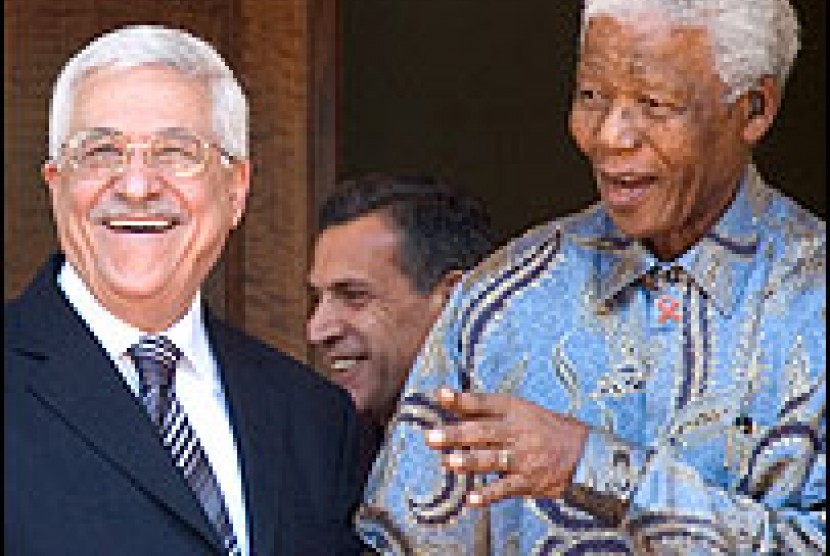Palestinian President Mahmoud Abbad and Nelson Mandela