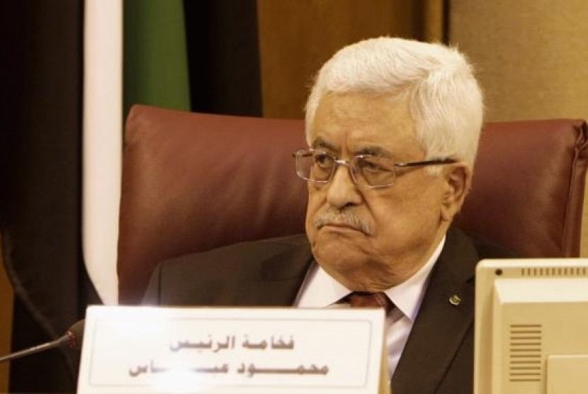 Palestinian President Mahmoud Abbas attends the Arab League Foreign Ministers emergency meeting at the League's headquarters in Cairo, December 21, 2013.
