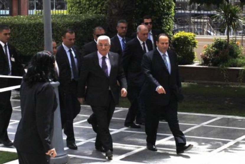 Palestinian President Mahmoud Abbas (center) arrives for an Arab Foreign Ministers' meeting at the Arab League headquarters in Cairo April 9, 2014. 