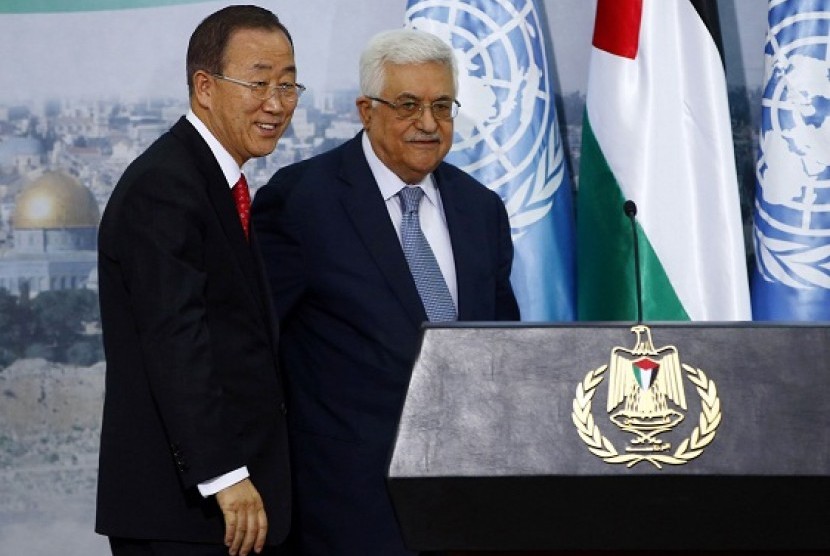 Palestinian President Mahmoud Abbas (right) stands with U.N. Secretary-General Ban Ki-moon after their joint news conference in the West Bank city of Ramallah November 21, 2012.   