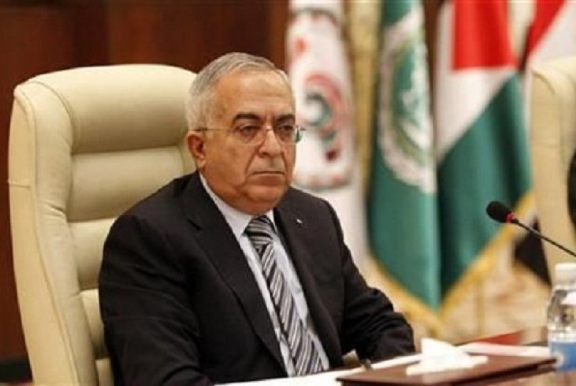 Palestinian Prime Minister Salam Fayyad attends the opening session of an international conference of solidarity with the Palestinian and Arab prisoners and detainees in Israel's prisons, in Baghdad December 11, 2012.   