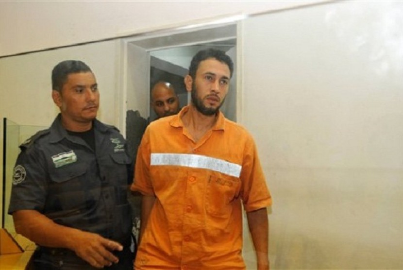 Palestinian Wael Abu Reda, center, is seen in court in Beersheva, southern Israel, Wednesday, July 10, 2013. Israel has confirmed that a Gaza man who disappeared in Egypt last month is being detained for 