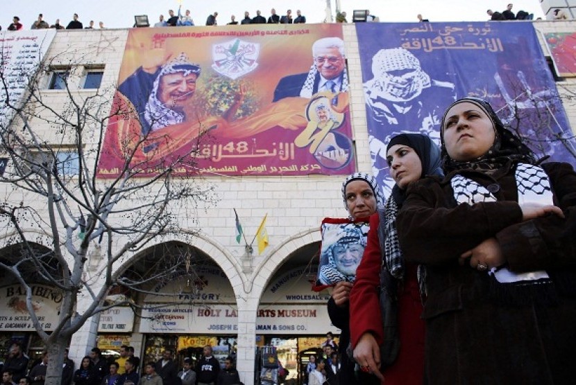 Palestinian women watch a rally in the West Bank town of Bethlehem December 31, 2012. Palestinian statistics bureau estimates that Arabs will outnumber Jews in the Holy Land by the end of the decade. (illustration)  