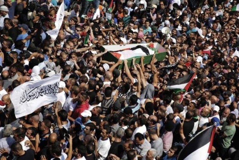 Palestinians carry the body of 16-year-old Mohammed Abu Khudair during his funeral in Shuafat, an Arab suburb of Jerusalem July 4, 2014..