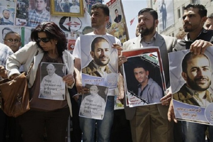 Palestinians hold pictures of Pope Francis and Palestinian prisoners during a demonstration to call for the release of Palestinian prisoners from Israeli jails and to support prisoners who have been on hunger strike, in the West Bank town of Nablus. (file 