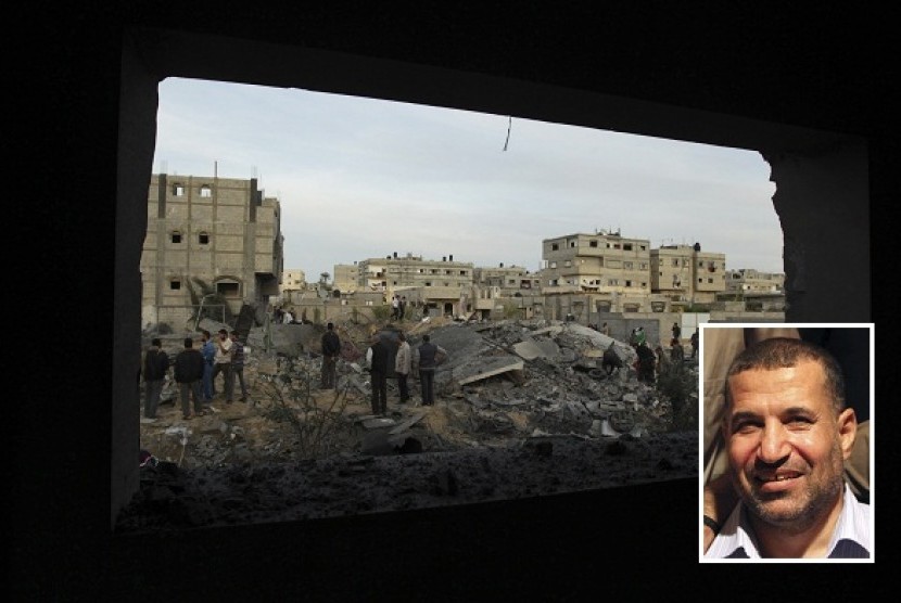 Palestinians survey a destroyed house of a Hamas military commander after an Israeli air strike in Rafah in the southern Gaza Strip November 16, 2012.   Insert: Ahmed Al-Jabari, top commander of Hamas armed wing Al-Qassam brigades.