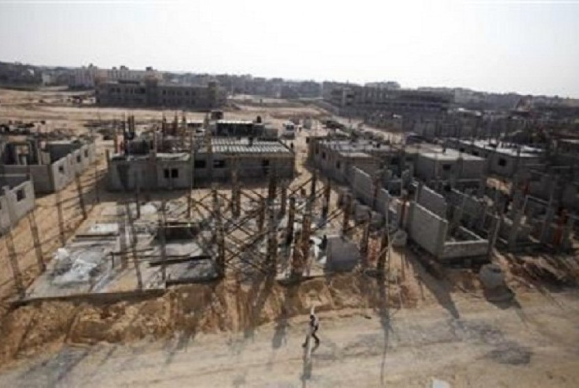 Palestinians work at a construction site in Rafah in the southern Gaza Strip in January. (file photo)