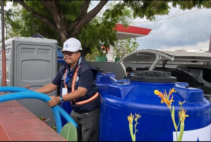 PAM Jaya serahkan bantuan tujuh unit tandon air untuk memenuhi kebutuhan air para penyintas kebakaran Plumpang. Sebanyak dua unit tandon ditempatkan di Markas PMI Kota Jakarta Utara, tiga unit di RPTRA Rasela, dan dua di dapur umum Brimob.  Tujuh unit tandon diisi sebanyak lebih dari 20 ribu liter air bersih yang dikirim melalui mobil tangki, sejak Sabtu (4/3/2023). Air yang diberikan PAM Jaya digunakan untuk kebutuhan dapur umum, toilet portabel, serta aktivitas lainnya.