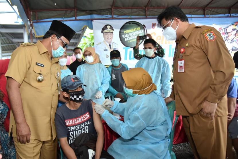 Paman Birin hadir dalam Vaksinasi Bergerak yang di gelar di lingkungan Masjid Jami, Sungai Tabuk, Kabupaten Banjar, Senin (13/12) pagi. 