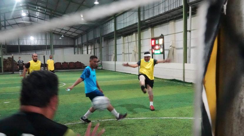 Paman Birin melakoni eksibisi futsal bersama tim futsal PDAM Intan Banjar.