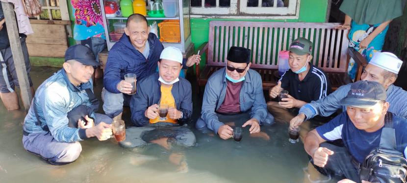 Paman Birin membagikan bantuan bagi warga terdampak banjir di Telok Selong, Kabupaten Banjar.