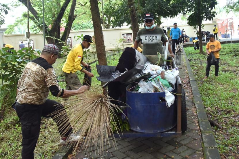 Paman Birin mengajak jajarannya di Pemprov Kalsel membersihkan lingkungan Masjid Raya Sabilal Muhtadin Banjarmasin jelang Ramadhan. 