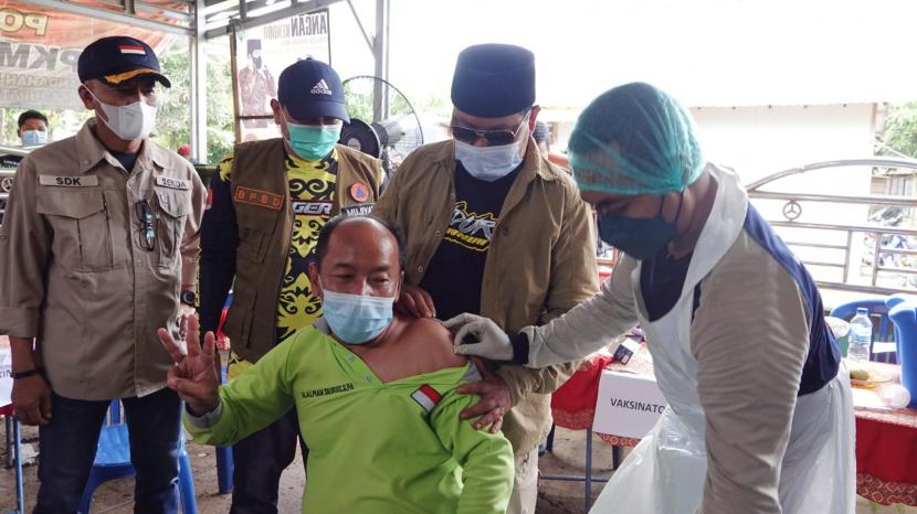 Paman Birin meninjau pelaksanaan vaksinasi bergerak di Desa Pandahan, Kecamatan Bati-Bati Kabupaten Tanah Laut, Sabtu (5/3/2022).