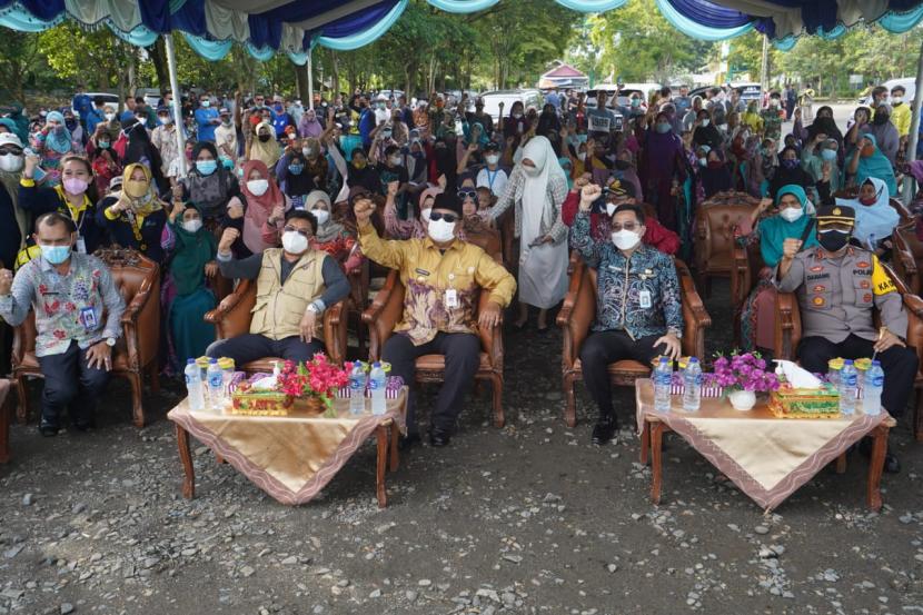 Paman Birin saat meninjau Vaksinasi Bergerak di Stadion Murakata, Kabupaten Hulu Sungai Tengah (HST), Kamis (4/11). 