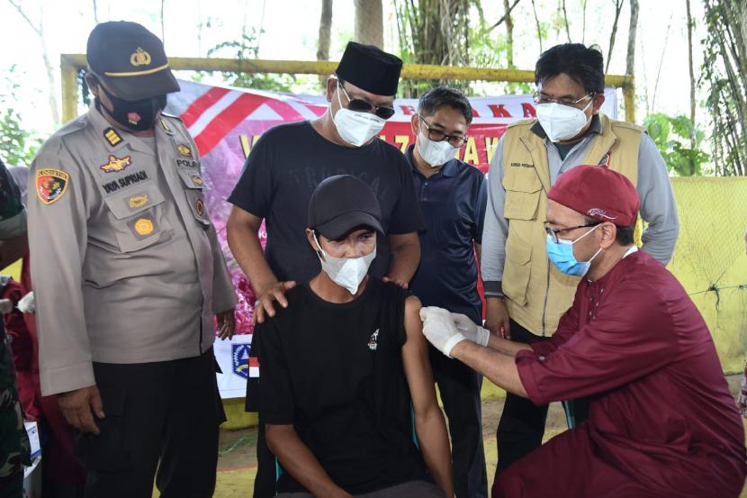 Paman Birin tetap bersemangat datang ke Desa Hamak Utara Kecamatan Telaga Langsat Kabupaten Hulu Sungai Selatan yang tengah melaksanakan vaksinasi di Balai Desa setempat.