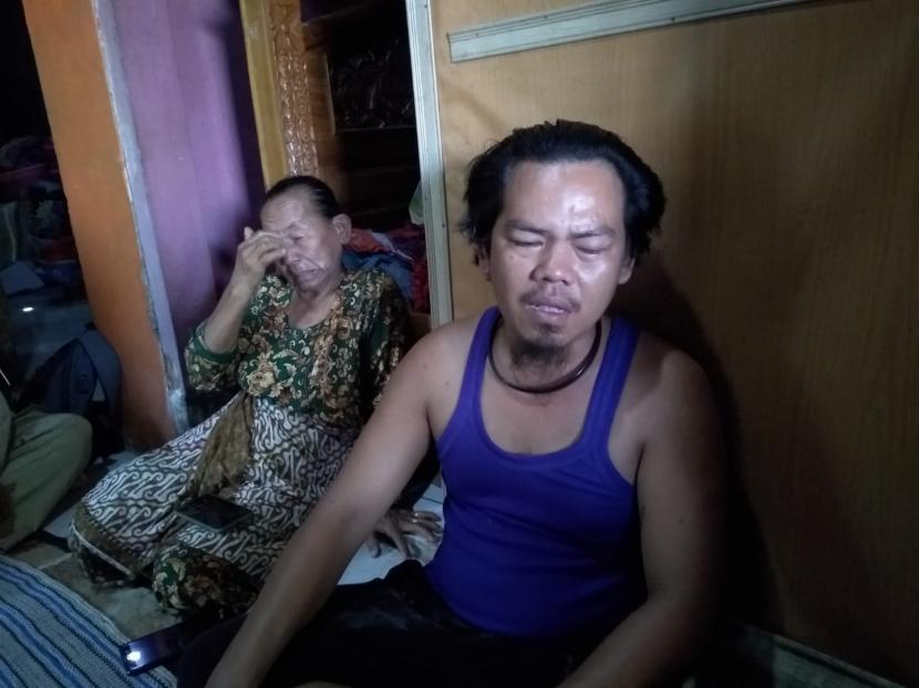 Paman dan nenek dari Evan Fadly (10) menangis saat mengingat peristiwa yang dialami Evan. Bocah piatu itu meninggal setelah sebelumnya sakit usai di-sleding teman-temannya saat bermain. 