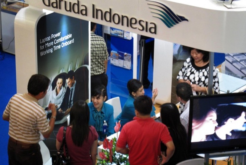 PAMERAN BIRO PERJALANAN. Sejumlah pengunjung berada di arena pamer Garuda Indonesia Travel Fair 2011 di Tunjungan Plasa Surabaya, Jumat (25/2).