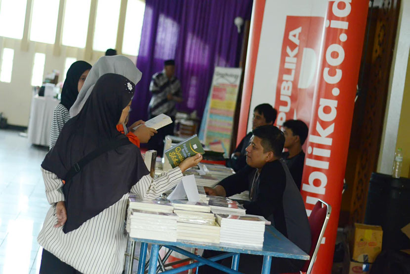   Pameran buku terbitan Republika pada Muhasabah Akhir Tahun Republika di Bale Asri Pusdai, Kota Bandung, Rabu (31/12). (Republika/Edi Yusuf)