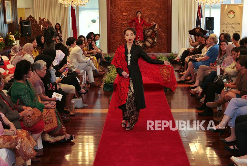 Pameran dan peragaan busana Batik Indonesia yang digelar secara khusus oleh Dharma Wanita Persatuan (DWP) Kedutaan Besar Republik Indonesia (KBRI) Canberra dalam rangka memperingati Hari Kartini.