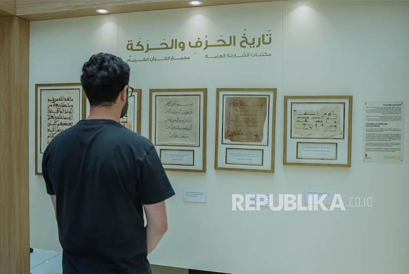 Pameran evolusi penulisan Alquran dan aksara Arab di Perpustakaan Umum Sharjah.