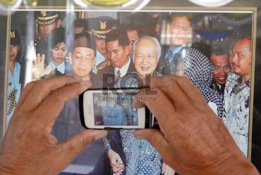 Pameran Foto Gus Dur: Peserta Muktamar melihat pameran foto Gus Dur di Jl. Agus Salim, Jombang, Jatim, Senin (3/8).