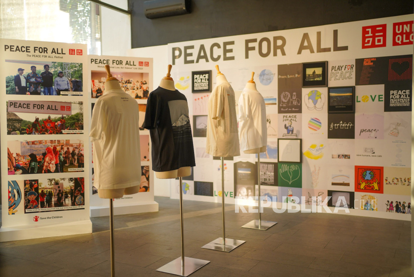  Pameran instalasi kegiatan program Peace for All dan koleksi t-shirt, di acara konferensi pers Peace for All, Rabu (23/7/2025) di Dialogue Kemang, Jakarta.
