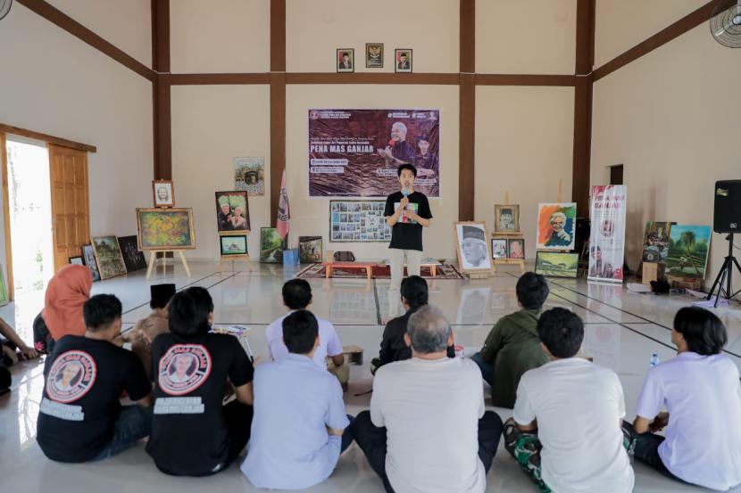 Pameran karya lukisan Komunitas Lukis Jagur Art dan Komunitas Perupa Kudus di Kudus, Jawa Tengah. 